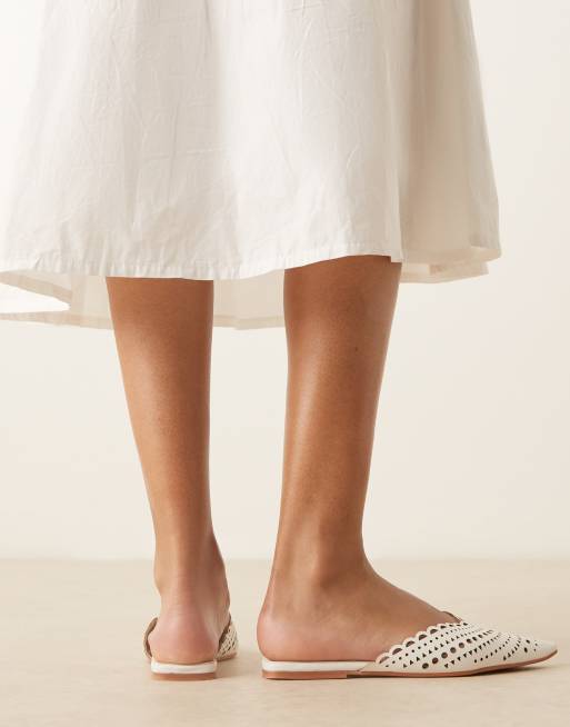 Mules blancas planas con puntera fina y diseño calado Labyrinth de ASOS DESIGN, 3 de 4