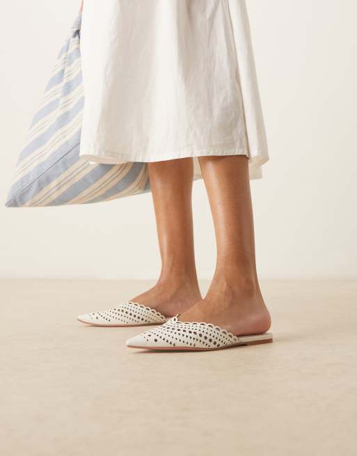 Mules blancas planas con puntera fina y diseño calado Labyrinth de ASOS DESIGN, 4 de 4
