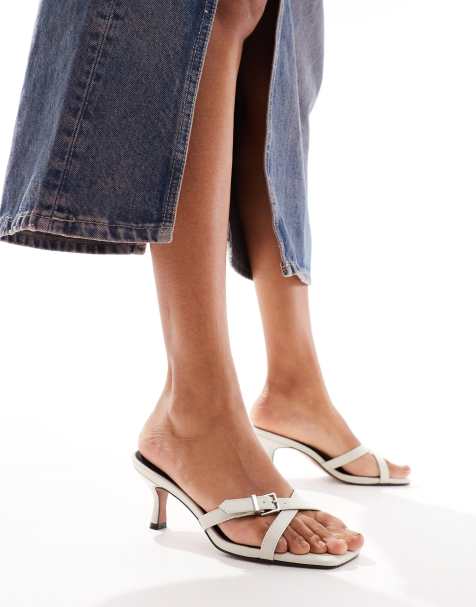 Mules blanco hueso de tacón medio con diseño de tiras cruzadas con hebillas pequeñas Hendrix de ASOS DESIGN - view 1