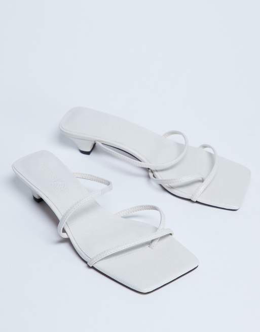 Mules blancos de tacón bajo con diseño de tiras Iva de Topshop, 3 de 4