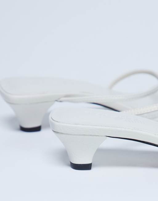 Mules blancos de tacón bajo con diseño de tiras Iva de Topshop, 4 de 4