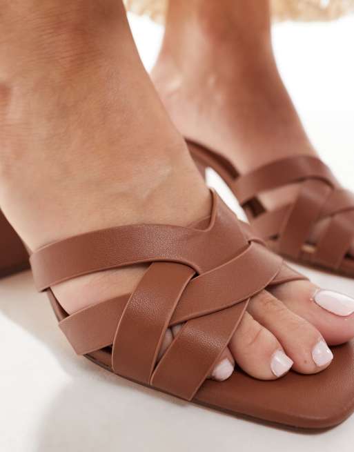 Mules color camel con tacón de bloque con diseño entretejido de New Look, 3 de 4