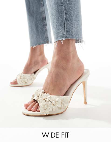Mules color crema de tacón con aplicaciones florales Sable de Public Desire Wide Fit - view 1