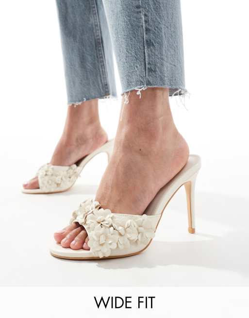 Mules color crema de tacón con aplicaciones florales Sable de Public Desire Wide Fit