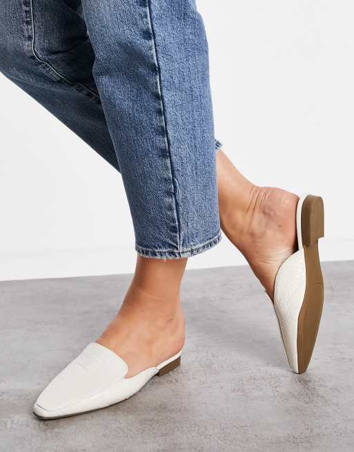 Mules color crema planas con puntera cuadrada de estilo cocodrilo de QUPID, 4 de 4