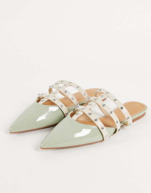 Mules color menta planas con tachuelas de charol Liquorish de ASOS DESIGN