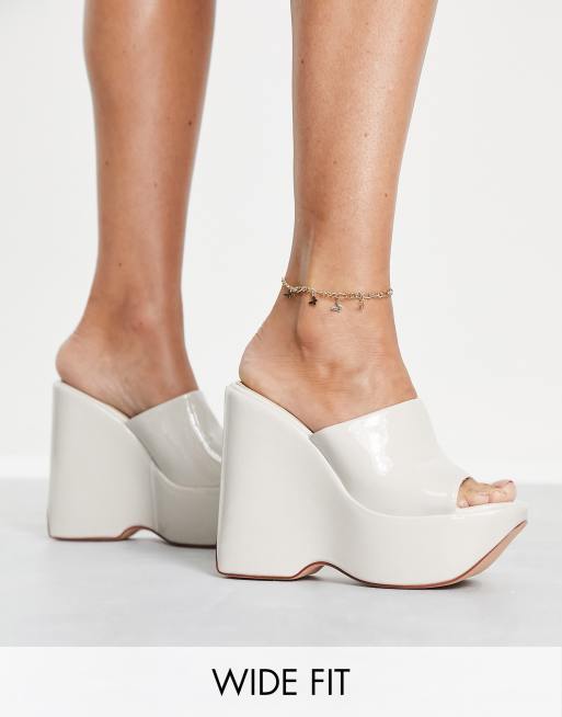 Mules color piedra con plataforma de charol de SIMMI Wide Fit