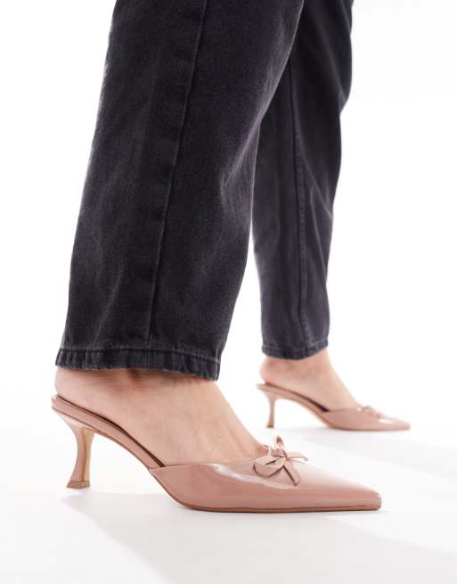 Mules color rosa rubor de tacón bajo con puntera fina y detalle de lazo Ailla de SIMMI London