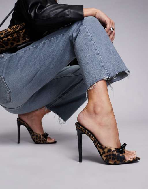 Mules con estampado de leopardo con tacón y lazo Halina de SIMMI London, 3 de 4