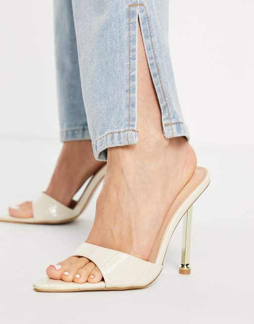 Mules de punta en color marfil con efecto cocodrilo y tacón dorado Torez de Simmi London