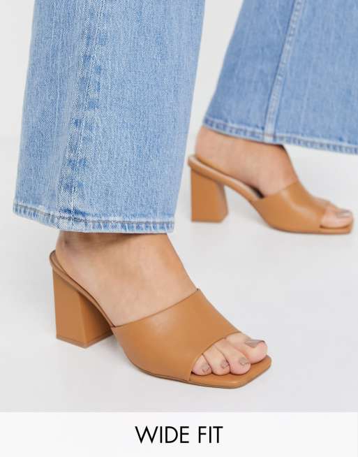 Mules de tacón color tostado con puntera cuadrada y tacón en bloque de London Rebel Wide Fit