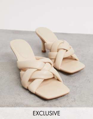 Mules de tacón de material vegano con diseño entretejido en color hueso Lora exclusivas de Z_Code_Z