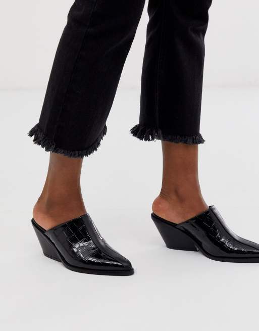 Mules de medio con diseño estilo western y efecto cocodrilo negro de ASOS DESIGN | ASOS