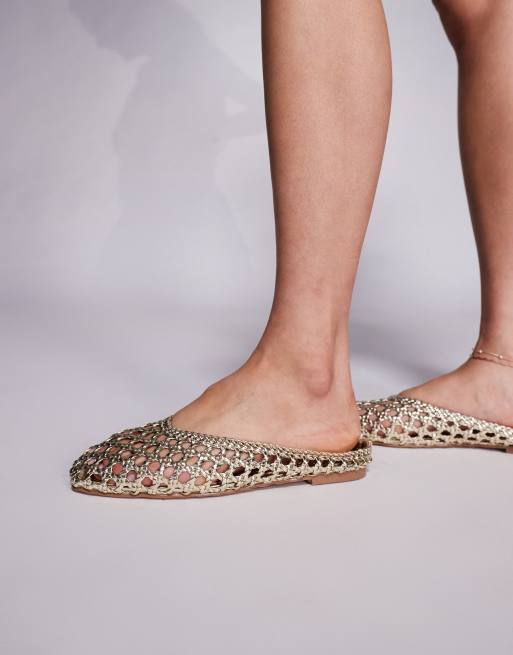 Mules dorado metalizado planas con diseño entretejido de poliuretano Cassius de Simmi London
