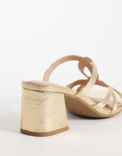 Mules dorados con tacón de bloque y tiras entrelazadas de New Look, 3 de 4