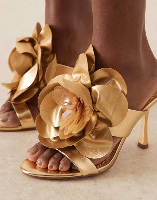 Mules dorados de tacón alto con flores extragrandes Nori de ASOS DESIGN, 2 de 4