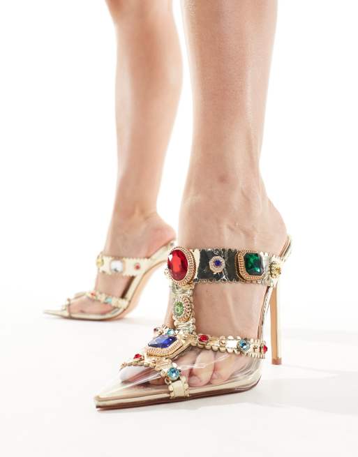 Mules dorados de tacón con diseño adornado con gemas Zya de Azalea Wang