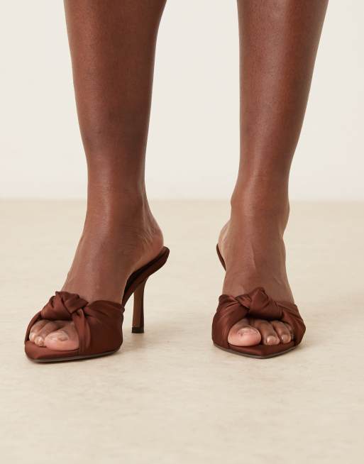 Mules marrón chocolate de tacón alto con detalle anudado de satén Nemo de ASOS DESIGN, 4 de 4