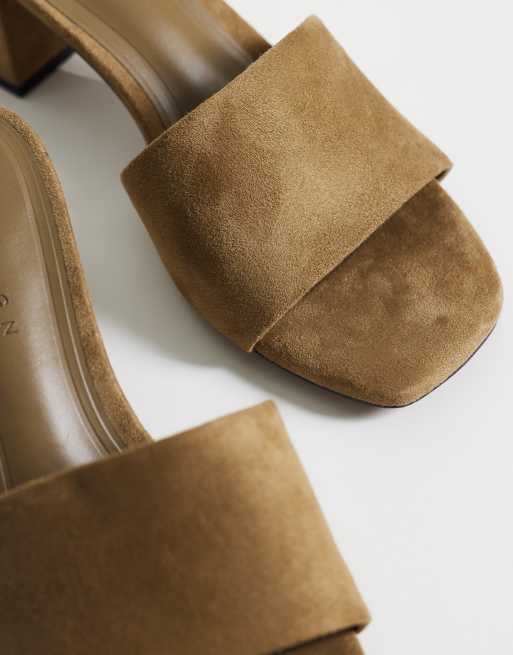 Mules marrón topo de tacón medio de antelina Honeycomb de ASOS DESIGN Wide Fit, 2 de 4