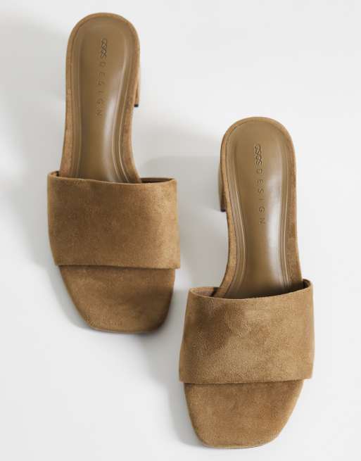 Mules marrón topo de tacón medio de antelina Honeycomb de ASOS DESIGN Wide Fit, 3 de 4