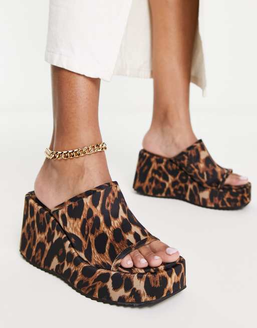 Mules marrones con estampado de leopardo y plataforma de River Island