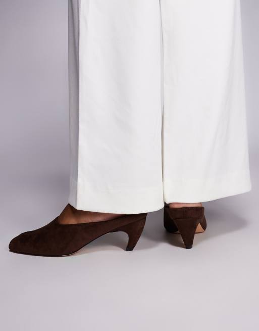 Mules marrones con tacón bajo curvado y puntera abierta de ante Reuben de Public Desire, 3 de 4