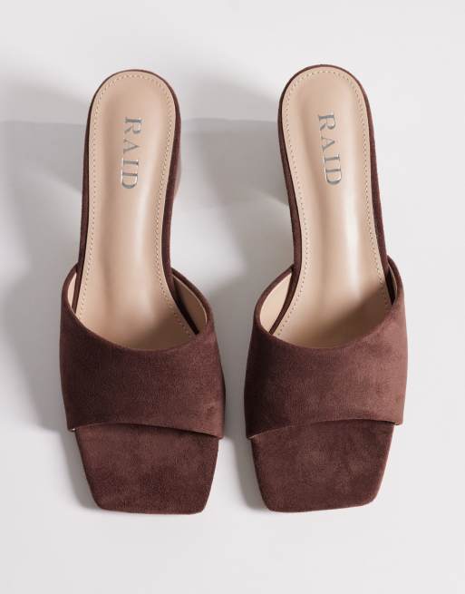 Mules marrones con tacón de bloque de antelina Saanvi de RAID, 2 de 4