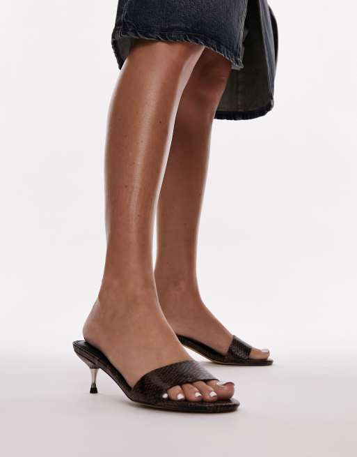 Mules marrones efecto piel de serpiente de tacón de aguja bajo con puntera redondeada Izz de Topshop