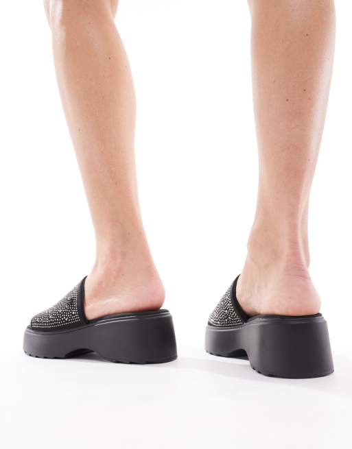 Mules negras con plataforma plana y diseño adornado con strass de River Island, 2 de 4