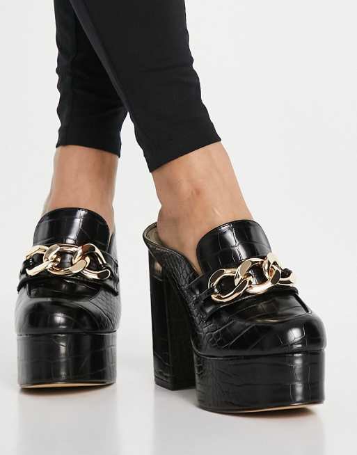 Mules negras de efecto cocodrilo con suela gruesa, tacón y bridón de cadena dorada Jordyn de EGO
