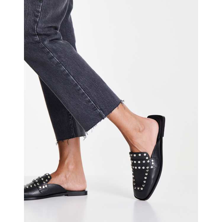 Mules negras estilo mocasines con tachuelas de cuero Lotus de Topshop |