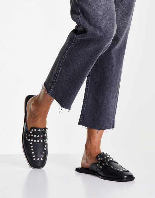 Mules negras estilo mocasines con tachuelas de cuero Lotus de Topshop |