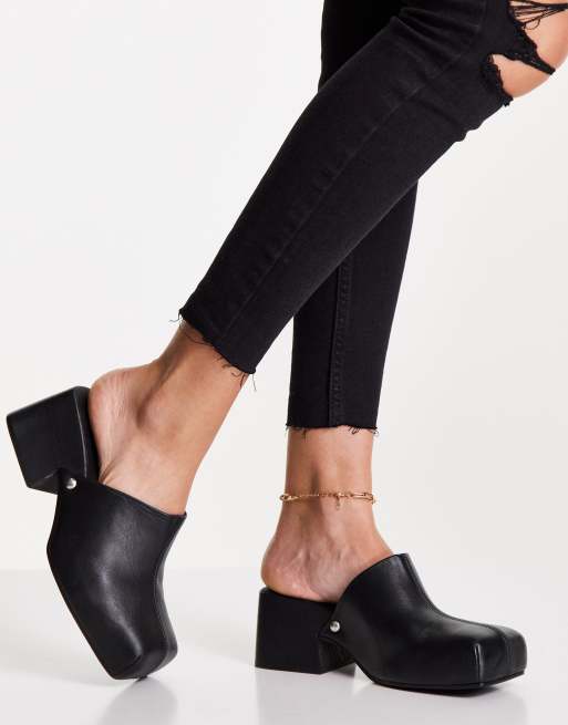 Mules negras tipo zueco de cuero Raven de Topshop