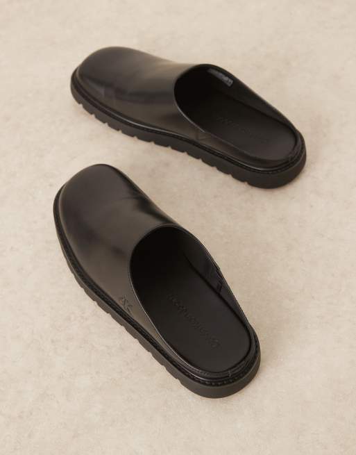 Mules negros con diseño moldeado de Calvin Klein Jeans