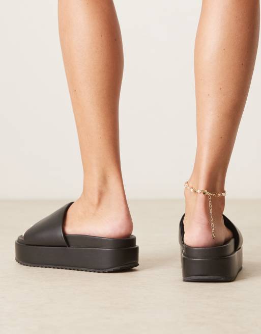 Mules negros con planta moldeada y plataforma plana Festival de ASOS DESIGN, 2 de 4