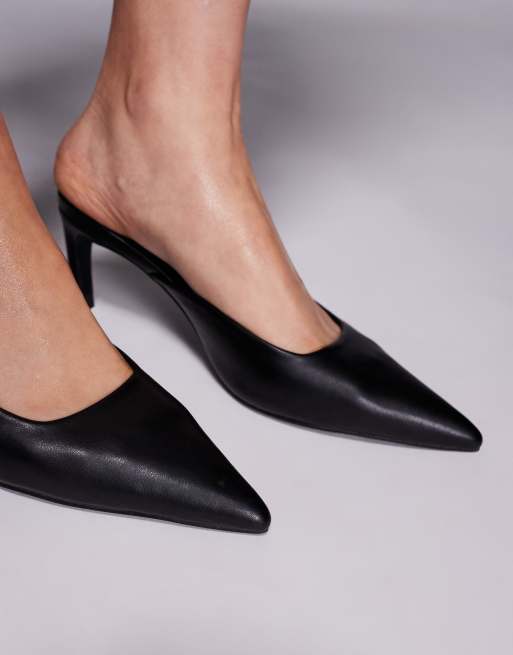 Mules negros con tacón curvado y puntera fina Edgar de Public Desire, 4 de 4