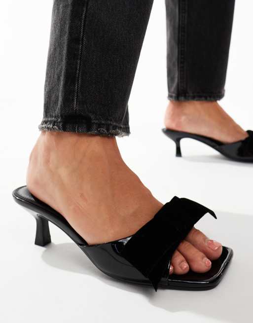 Mules negros de tacón medio con detalle de lazo Hyphen de ASOS DESIGN, 2 de 4