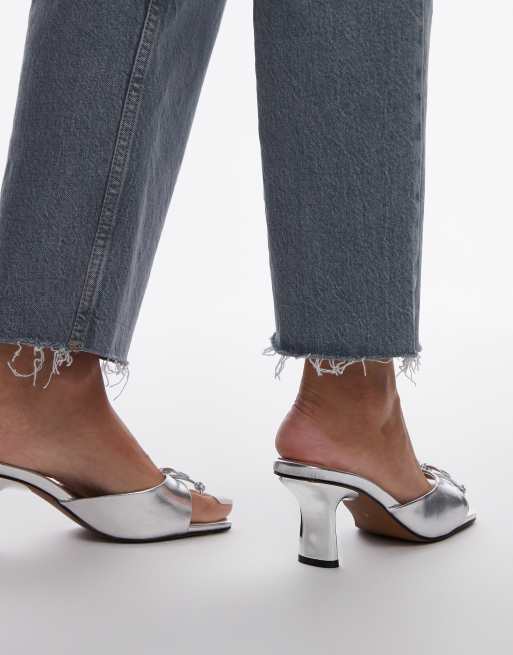 Mules plateados de tacón con lazo Gem de Topshop Wide Fit, 2 de 4