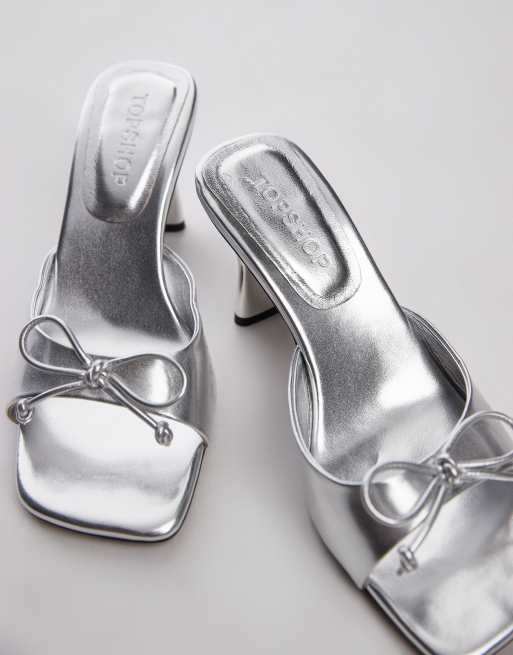 Mules plateados de tacón con lazo Gem de Topshop Wide Fit, 3 de 4
