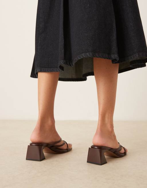 Mules rojo cereza de tacón medio de bloque con diseño de tiras Harper de ASOS DESIGN, 2 de 4