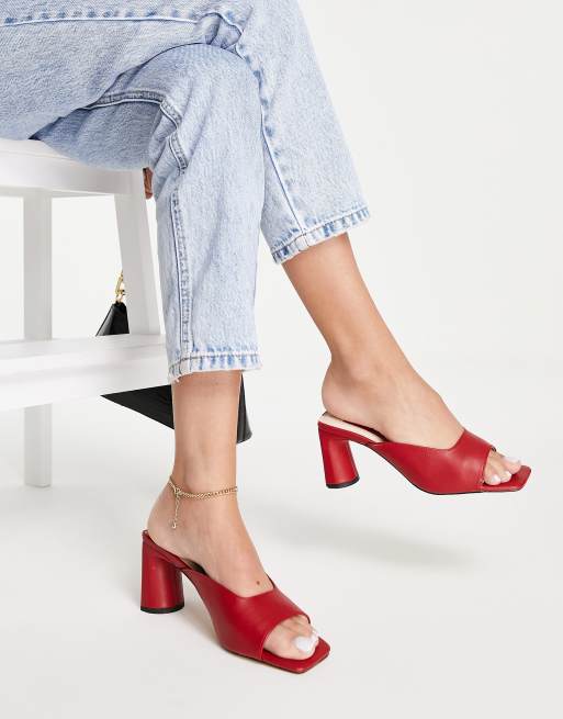 Mules rojos con tacón y puntera cuadrada de London Rebel