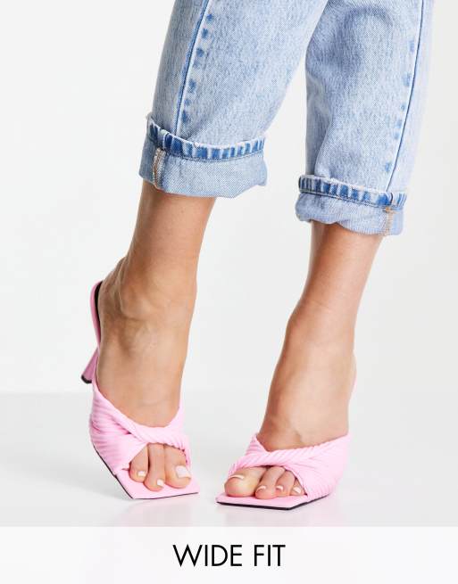 Mules rosas de tacón con tira retorcida Punch de Public Desire Wide Fit