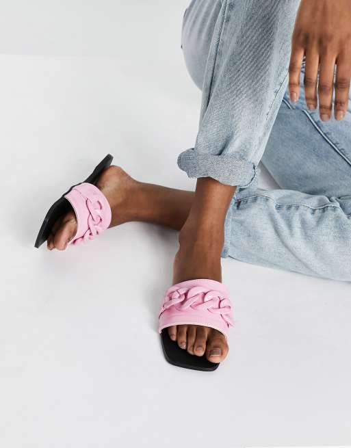 Mules rosas efecto cocodrilo con bridón de cadena Tashina de Simmi London