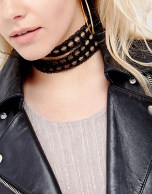 Multi Layered Lace Choker With Gold Plated Chain fra Vanessa Mooney-Sort