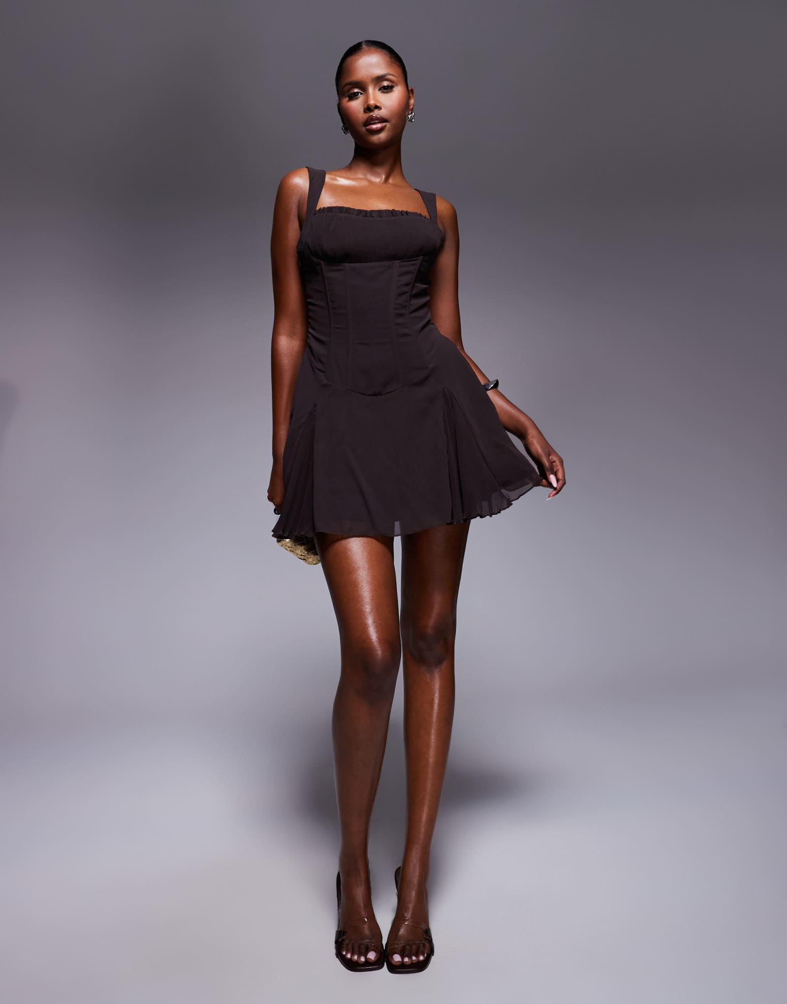 Эксклюзивное шифоновое мини-платье с корсетом на талии и плиссированным подолом от Murci шоколадного цвета