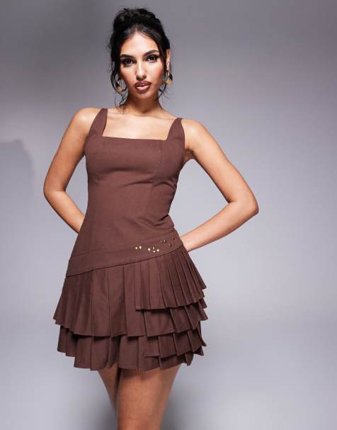 Murci - Exclusive - Mini jurk met vierkante hals, veters aan de achterkant, studs en geplooide zoom in bruin - view 1