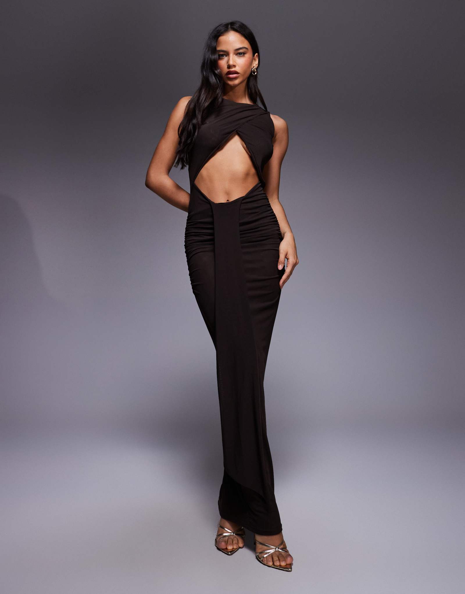 Эксклюзивное макси-платье Murci с вырезом лодочкой и перекрещивающейся драпировкой спереди шоколадного цвета