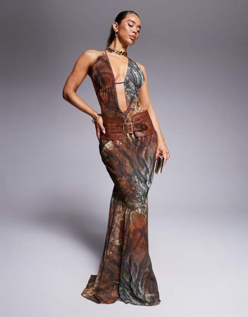 Murci Exclusive – Sukienka maxi z głębokim dekoltem halter we wzór skóry węża z paskiem z imitacji skóry