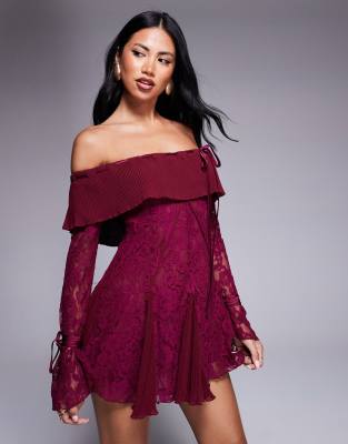 Murci - Exklusives, schulterfreies Minikleid aus Spitze in Pflaume mit eng anliegendem Schnitt und ausgestelltem Godet-D...