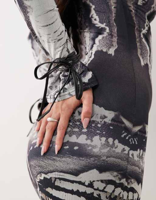 Murci – Minikleid aus Netzstoff mit abstraktem Print in Schwarz und Grau, U-Boot-Ausschnitt und Bindedetail an den Ärmeln, 3 von 4